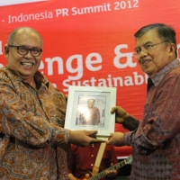 Thumbnail for "Penyerahan kenang-kenangan dari Serikat Perusahaan Pers (SPS) kepada M.Jusuf Kalla"
