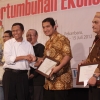 Thumbnail for "Dari Konferensi CEO Media, Rakernas dan SPS Award 2012 Alwi Hamu Raih Penghargaan"